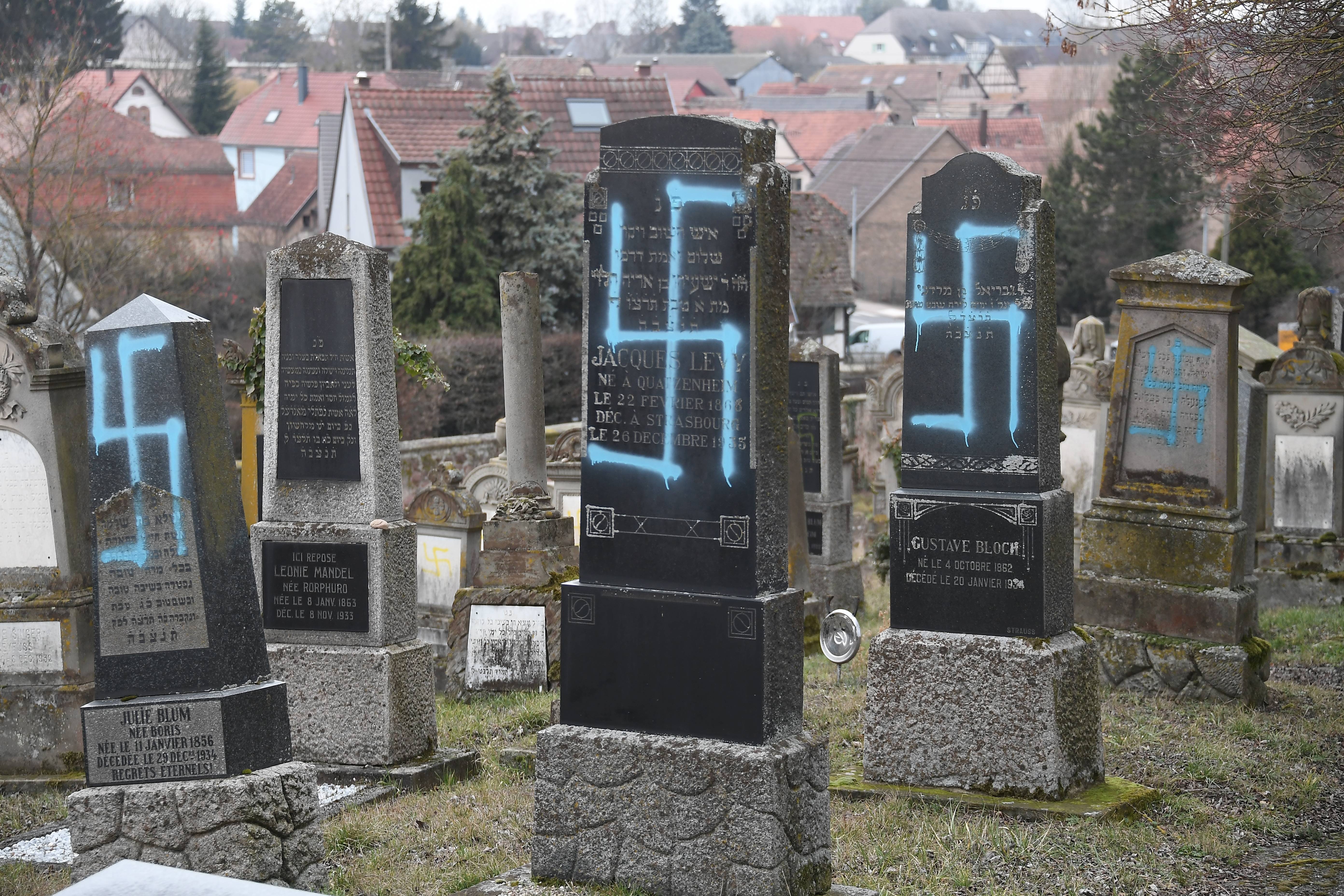 Macron promet des actes "forts" après la profanation d'un cimetière juif alsacien