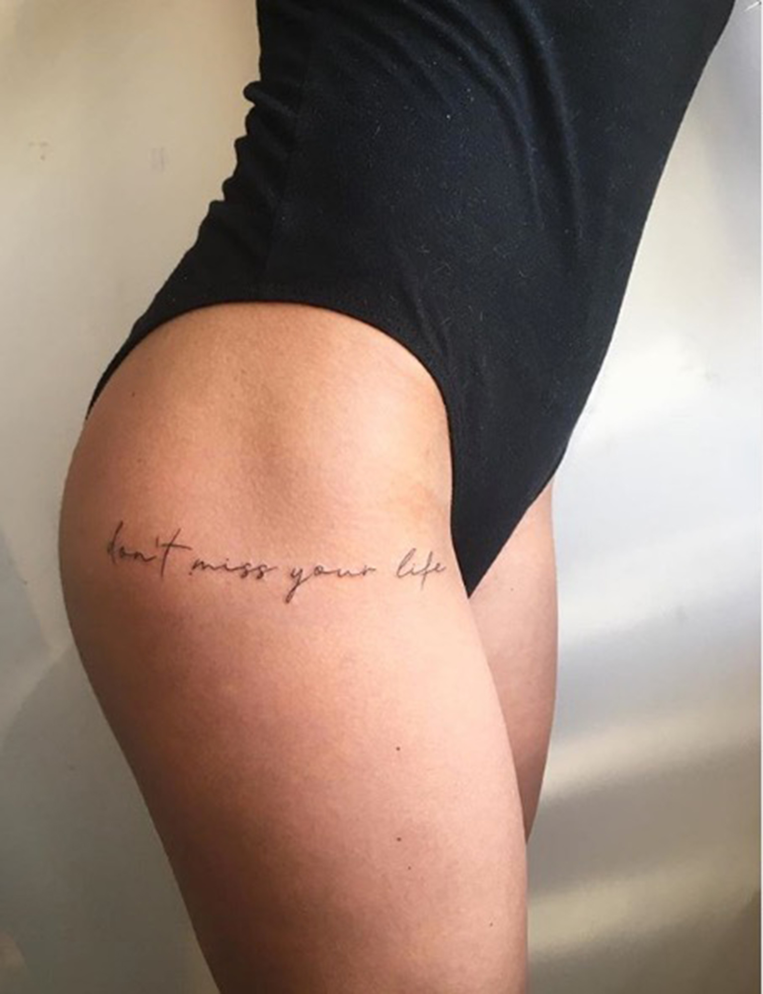 Tatouage cuisse phrase - 15 tatouages sur la cuisse qui nous font de belles  jambes - Elle