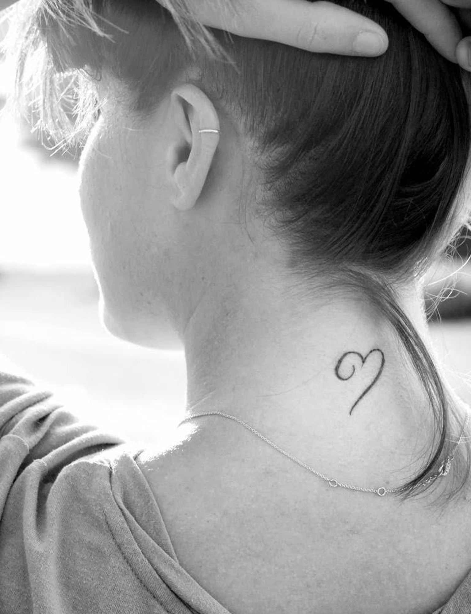 Croix Nuque Tatouage Cou Homme Tatouages discrets : 16 idées à porter sur la nuque - Femme Actuelle