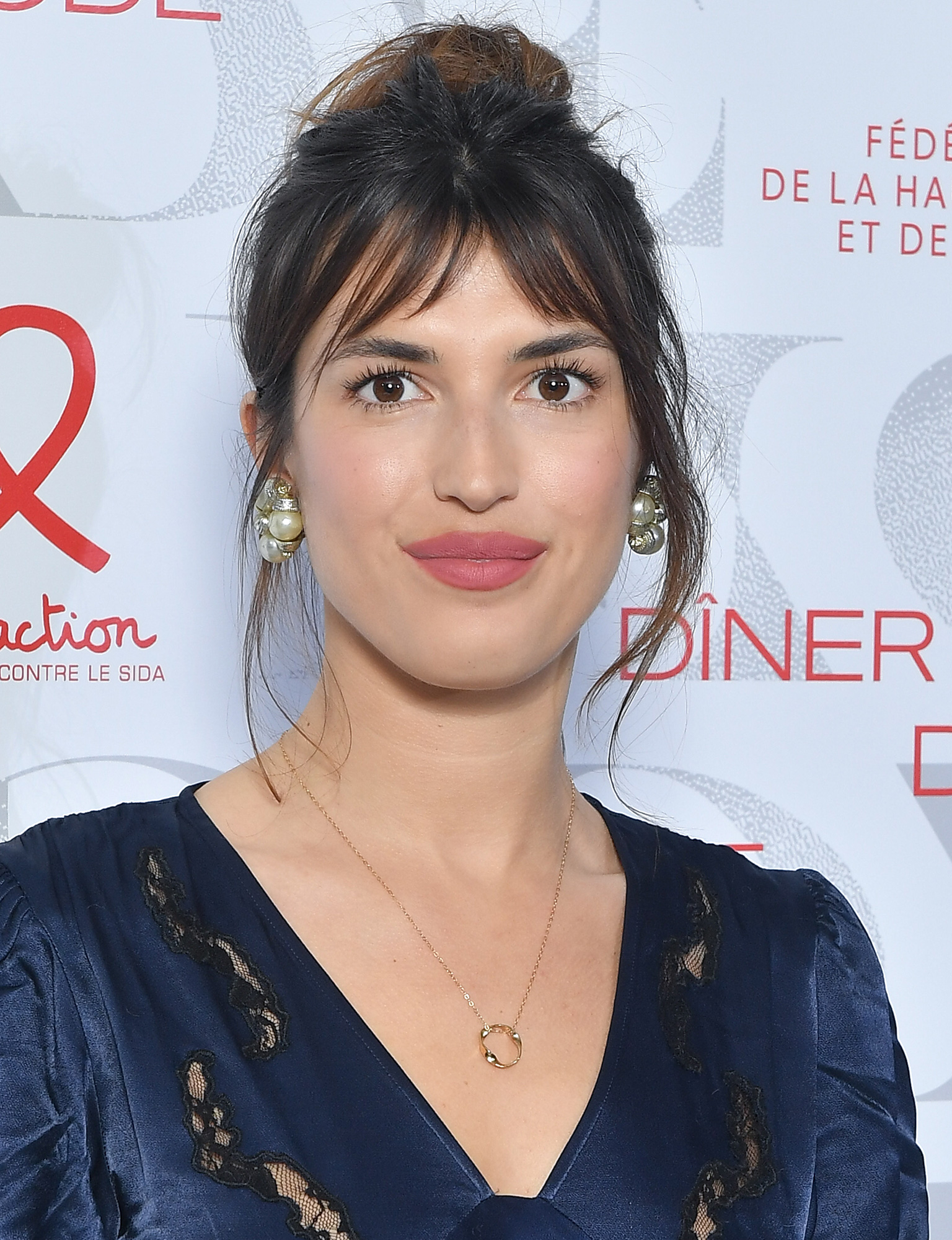 frange bouclée femme