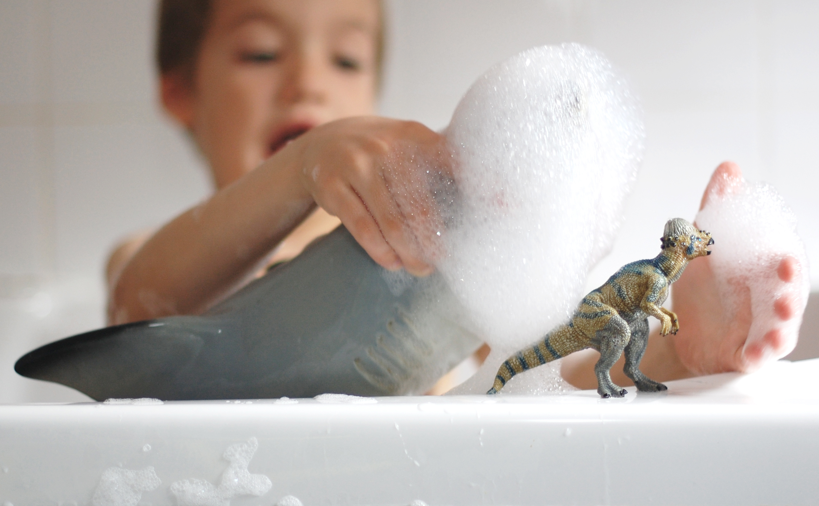 Les jouets pour le bain sont des nids à bactéries et à champignons