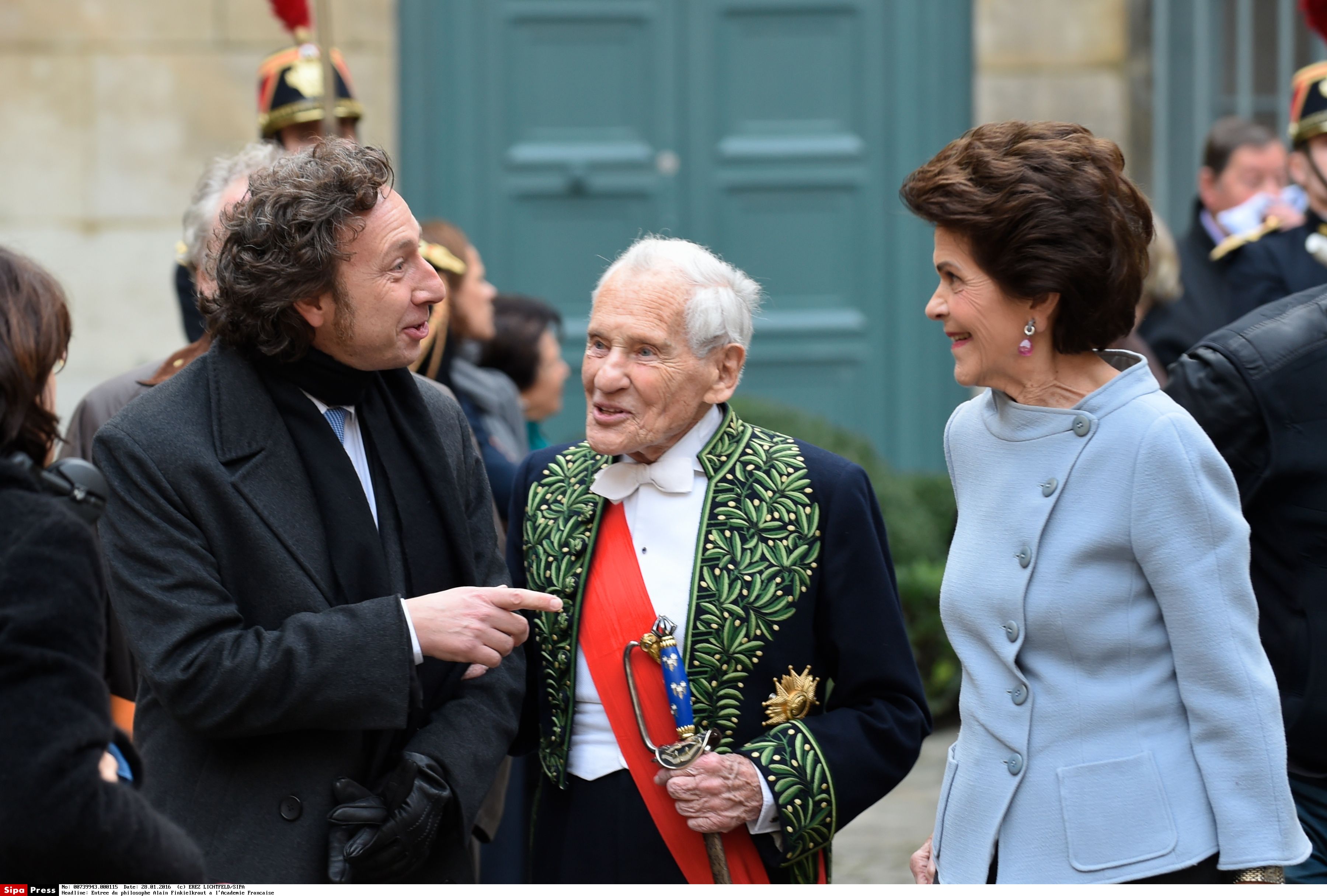 Photo : Jean D'Ormesson et sa femme Françoise Beghin - Inauguration de la  Fondation Louis Vuitton à Paris. - Purepeople