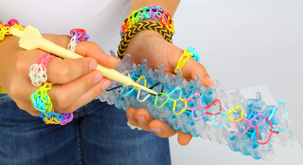 Tous nos modèles de bracelets élastiques Rainbow Loom : Femme Actuelle Le  MAG