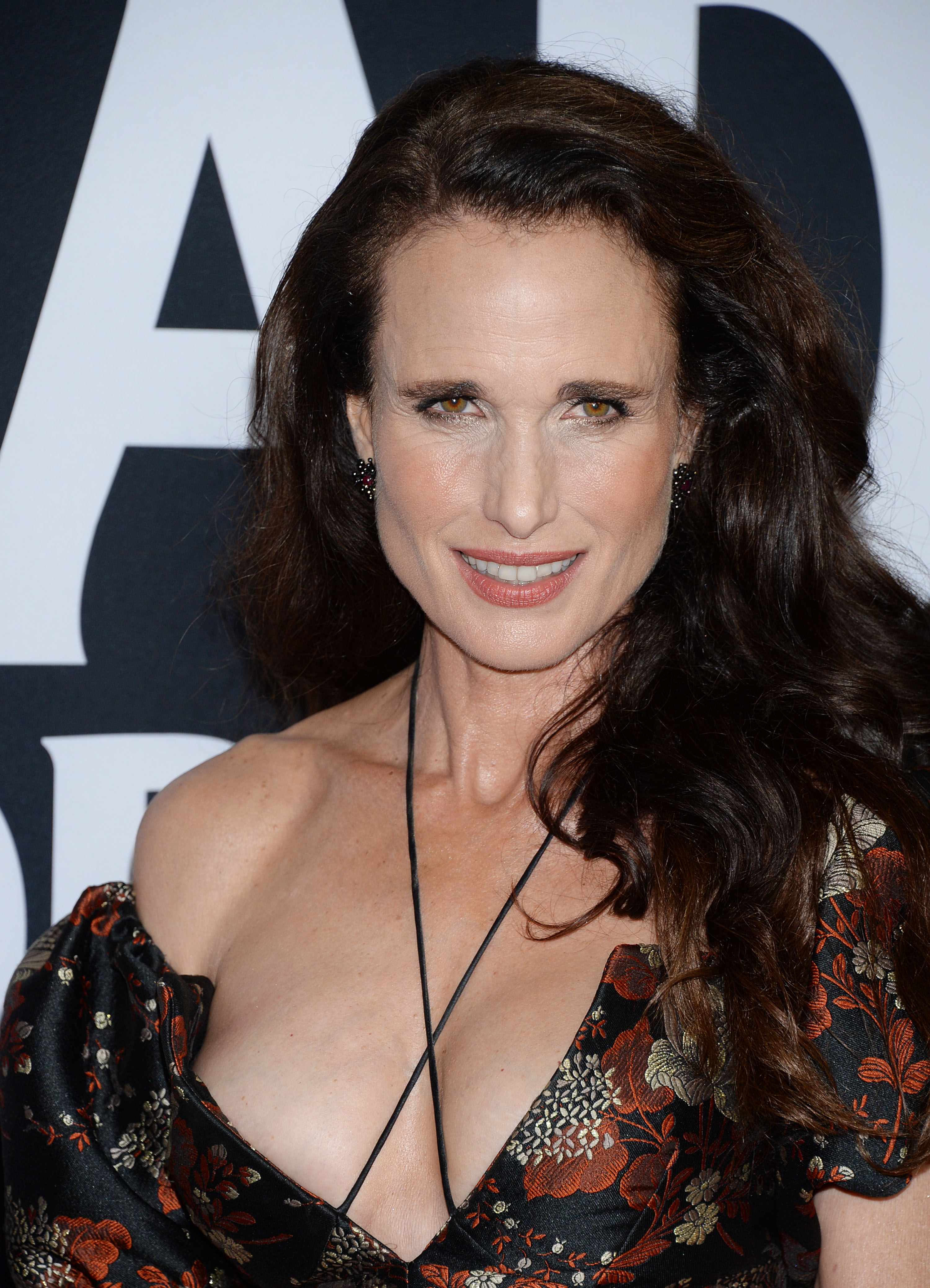 PHOTOS - Andie MacDowell : à 61 ans, elle ose une robe au décolleté très  plongeant - Gala