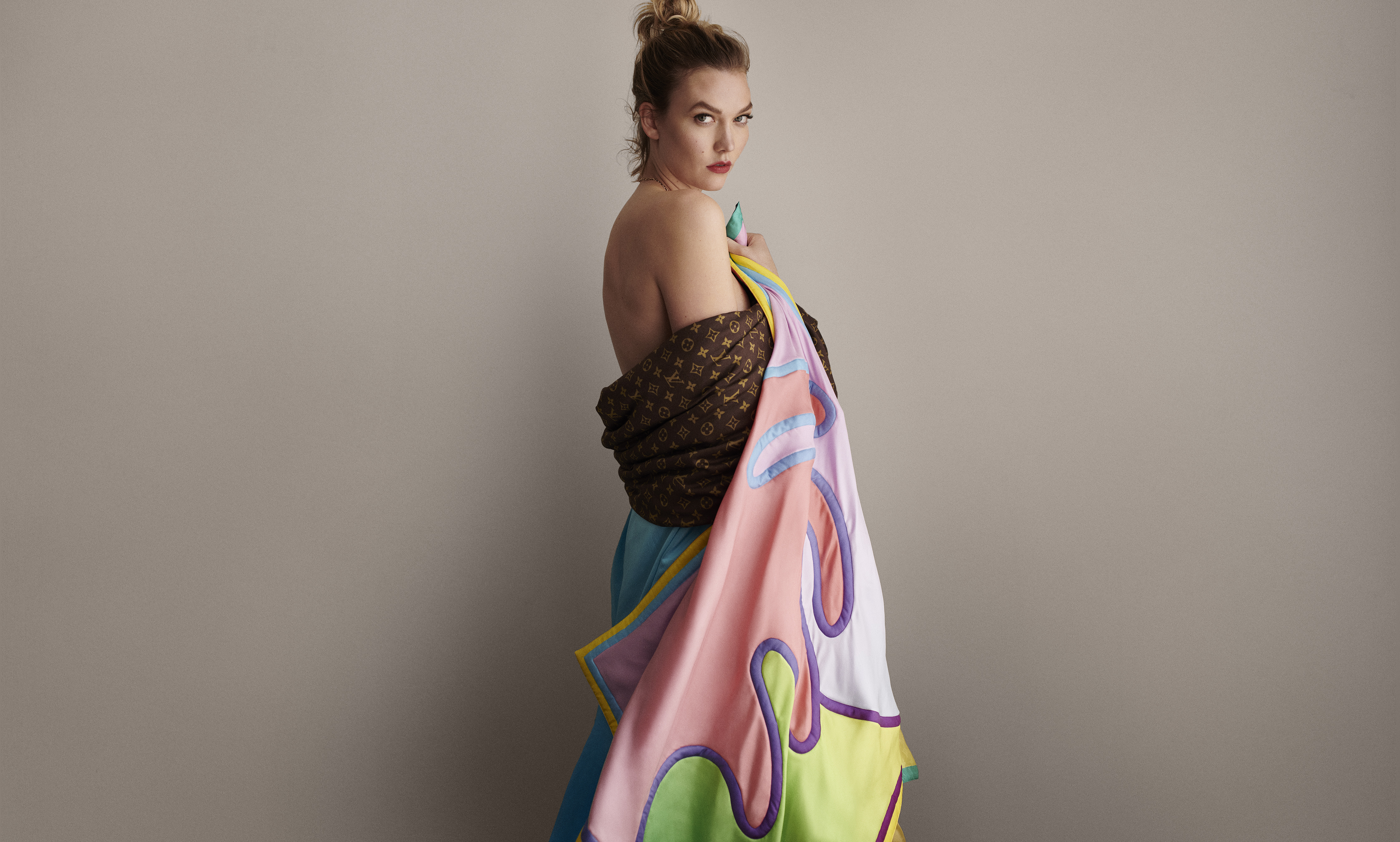PHOTOS - Comment porter le foulard, accessoire tendance de l'été 2019 déjà  adopté par Karlie Kloss ? - Gala