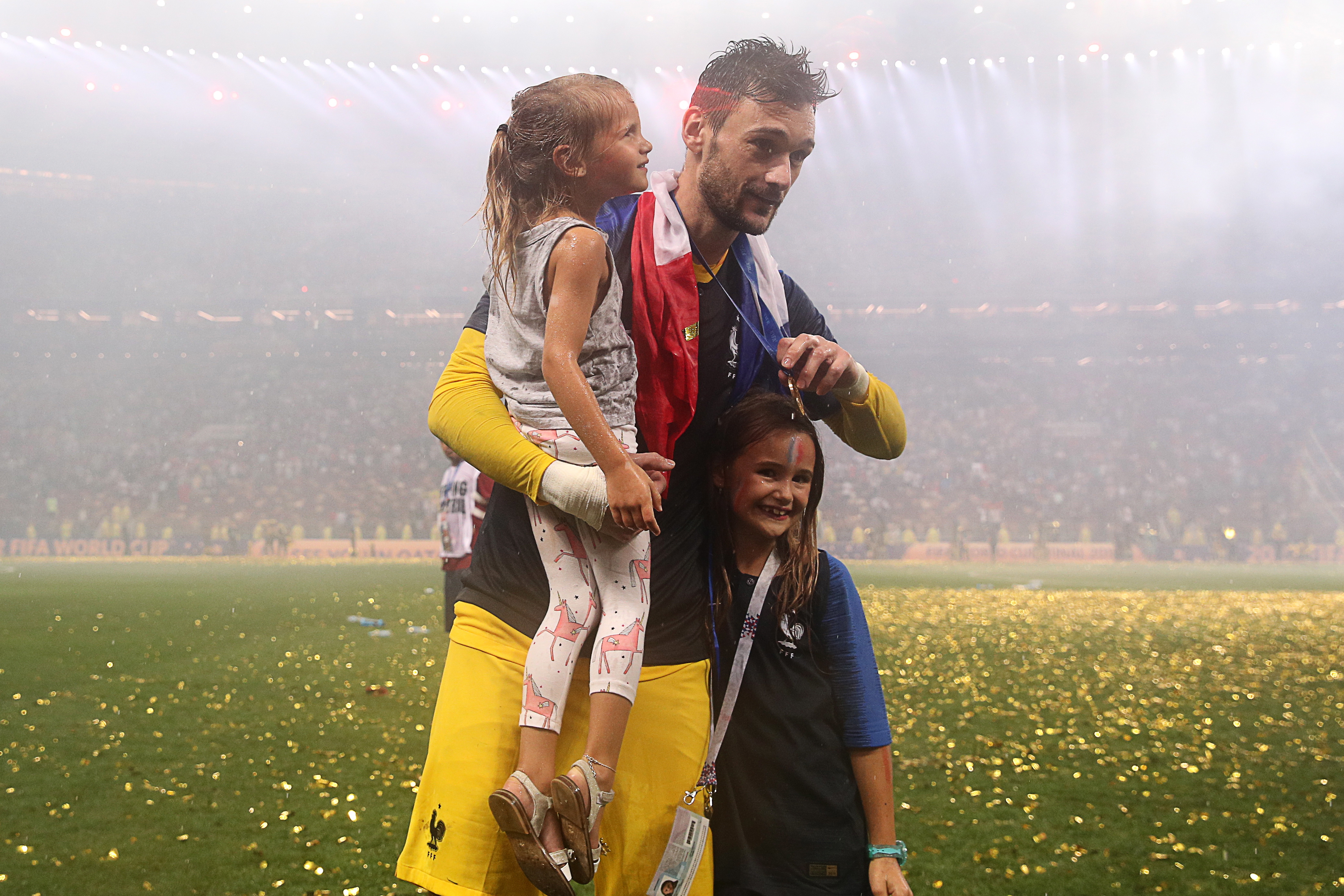 PHOTOS – Hugo Lloris savoure la victoire avec ses enfants après la victoire  des Bleus - Gala