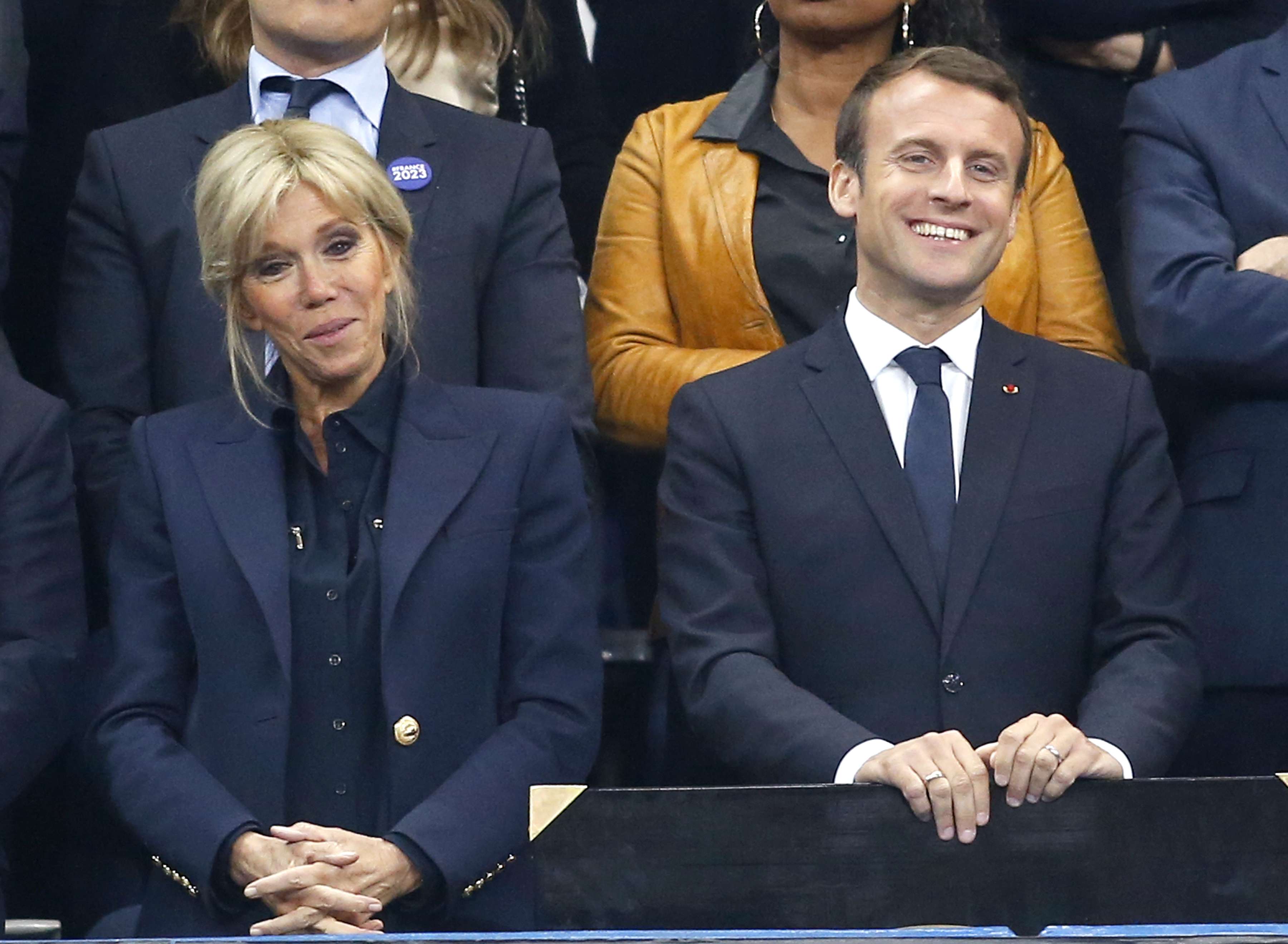 PHOTOS - Brigitte Macron sublime en total look bleu marine signé Louis  Vuitton en soutien à son mari - Gala