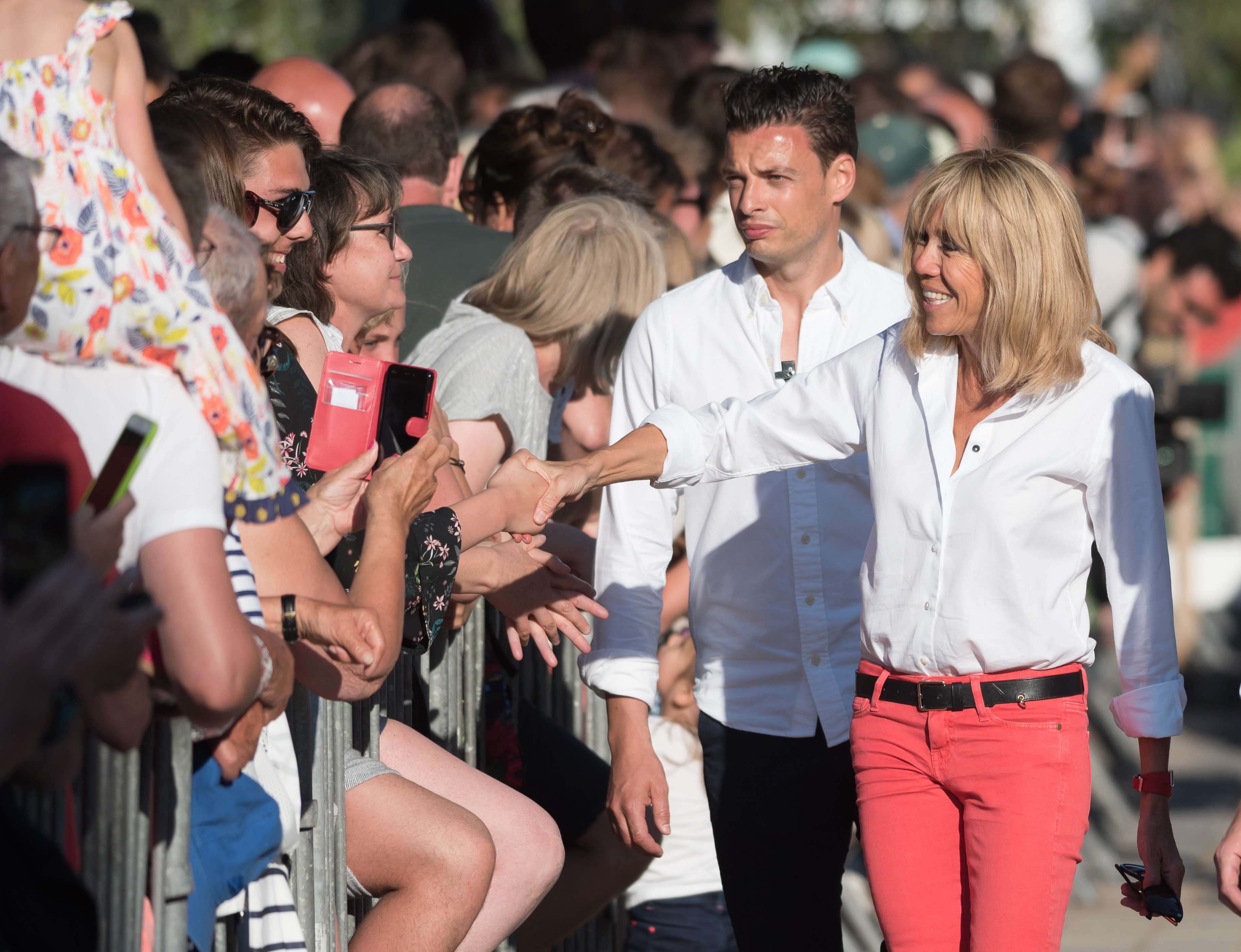 PHOTOS – Brigitte Macron : son look de sportive en sneakers griffées Louis  Vuitton et vélo - Gala
