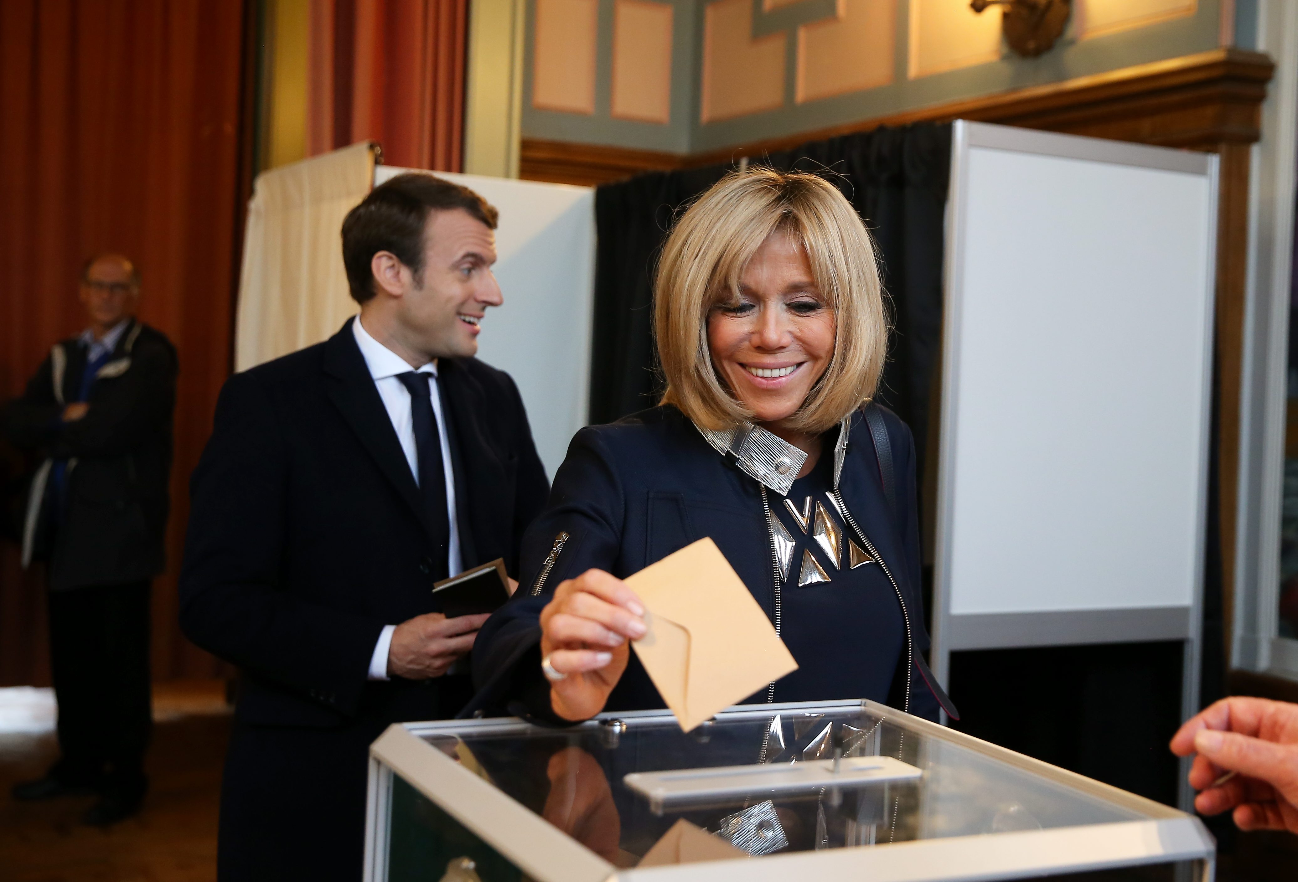 PHOTOS - Brigitte Macron sublime en total look bleu marine signé Louis  Vuitton en soutien à son mari - Gala