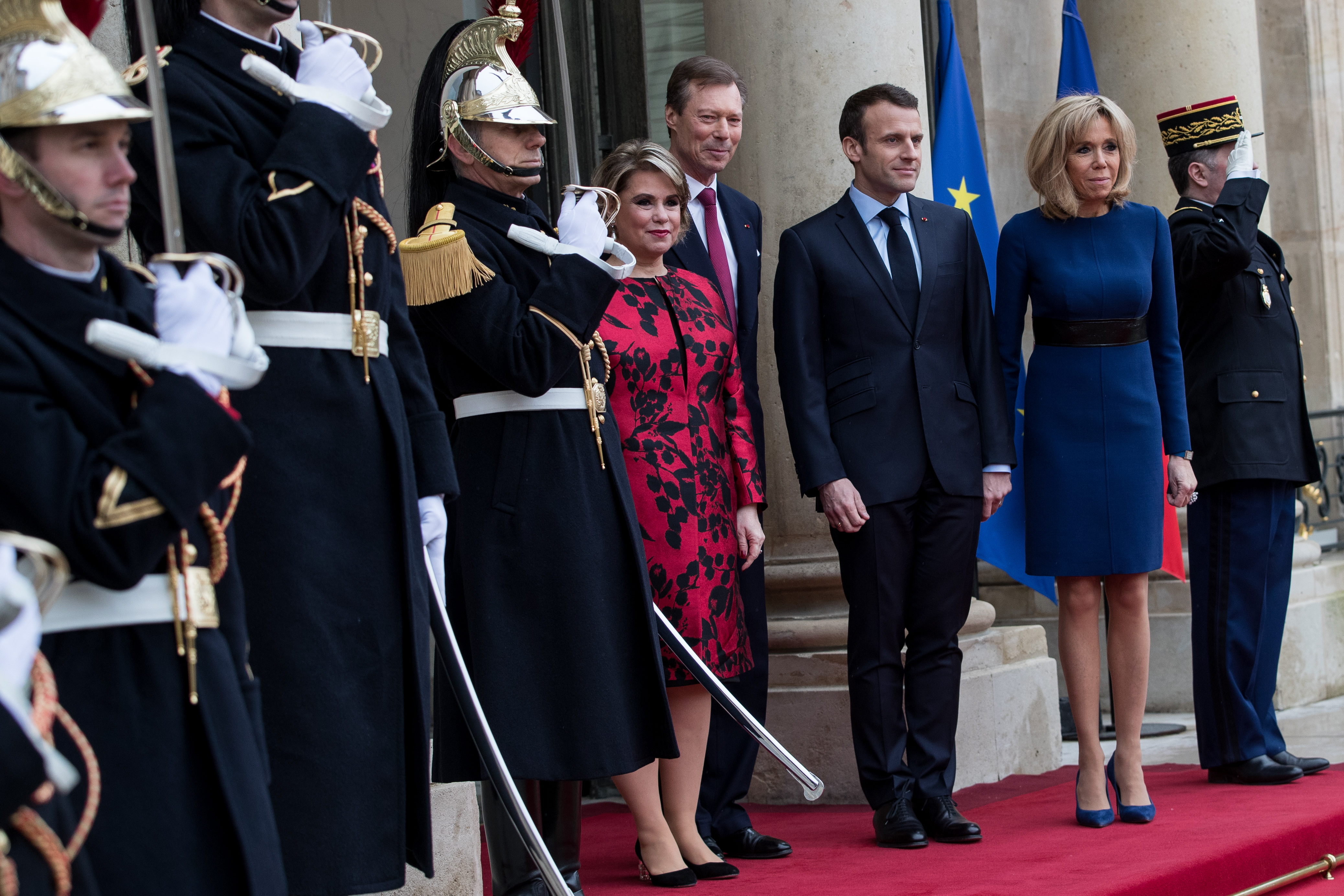 PHOTOS - Brigitte Macron sublime en total look bleu marine signé Louis  Vuitton en soutien à son mari - Gala