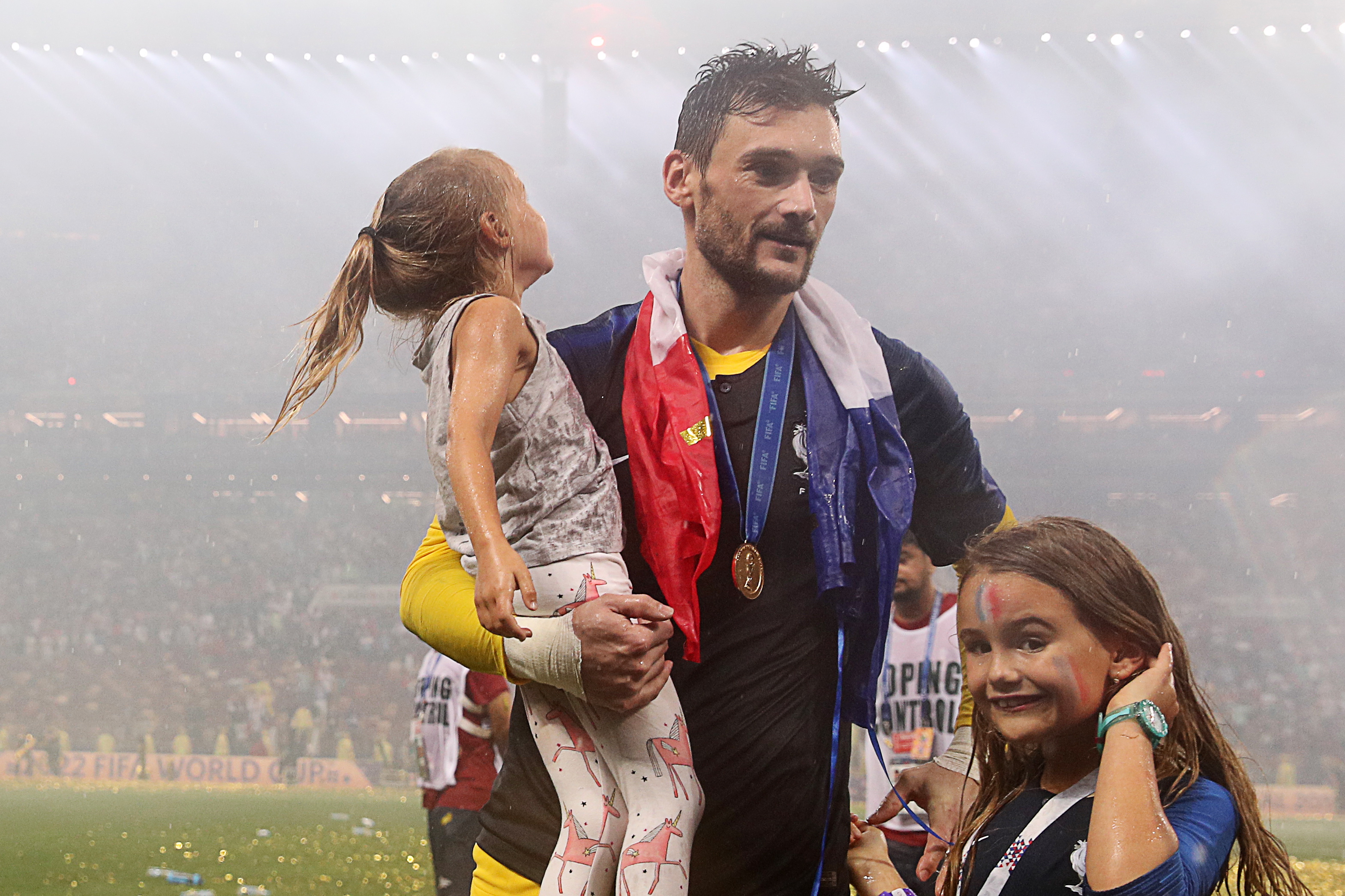 PHOTOS – Hugo Lloris savoure la victoire avec ses enfants après la victoire  des Bleus - Gala