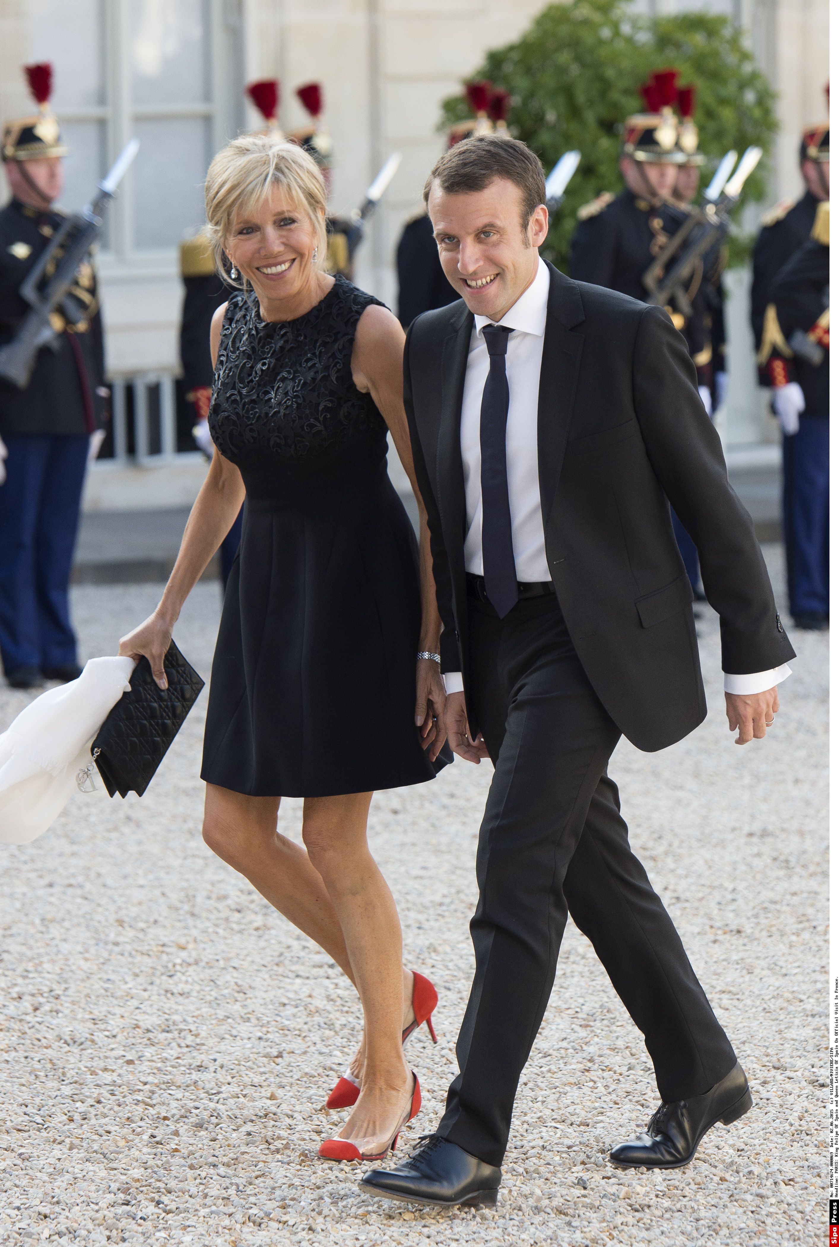 PHOTOS – Brigitte Macron ultra chic : découvrez le prix de son