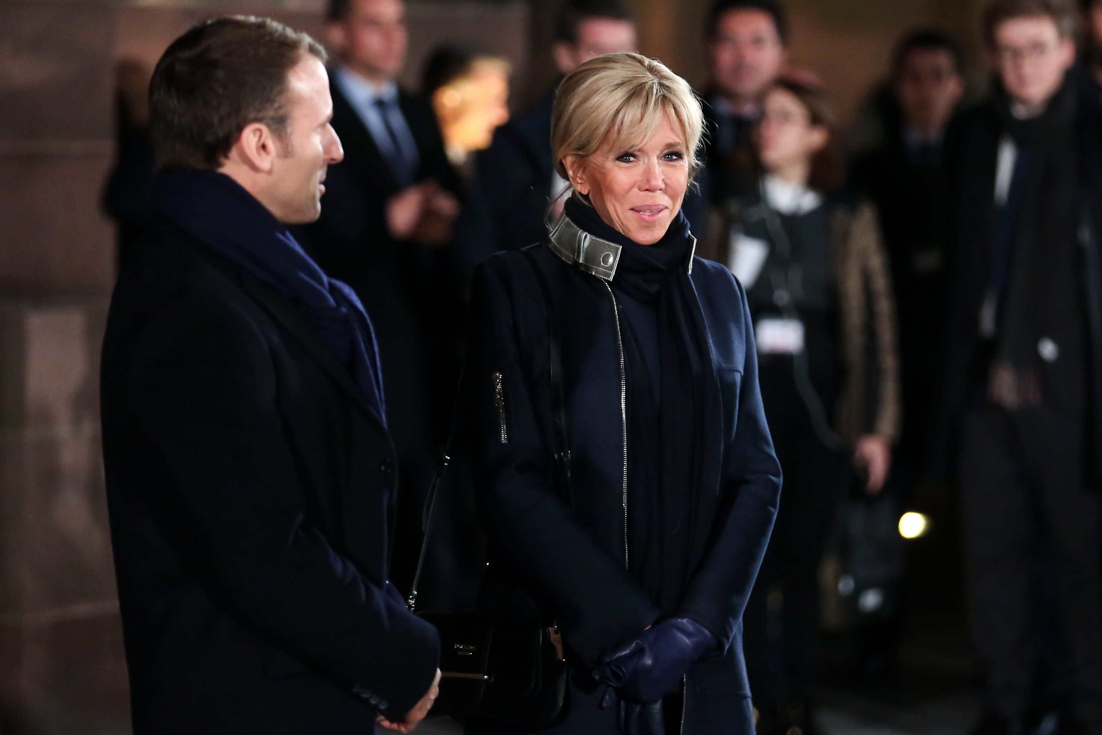 Brigitte Macron porte son manteau Louis Vuitton en plusieurs