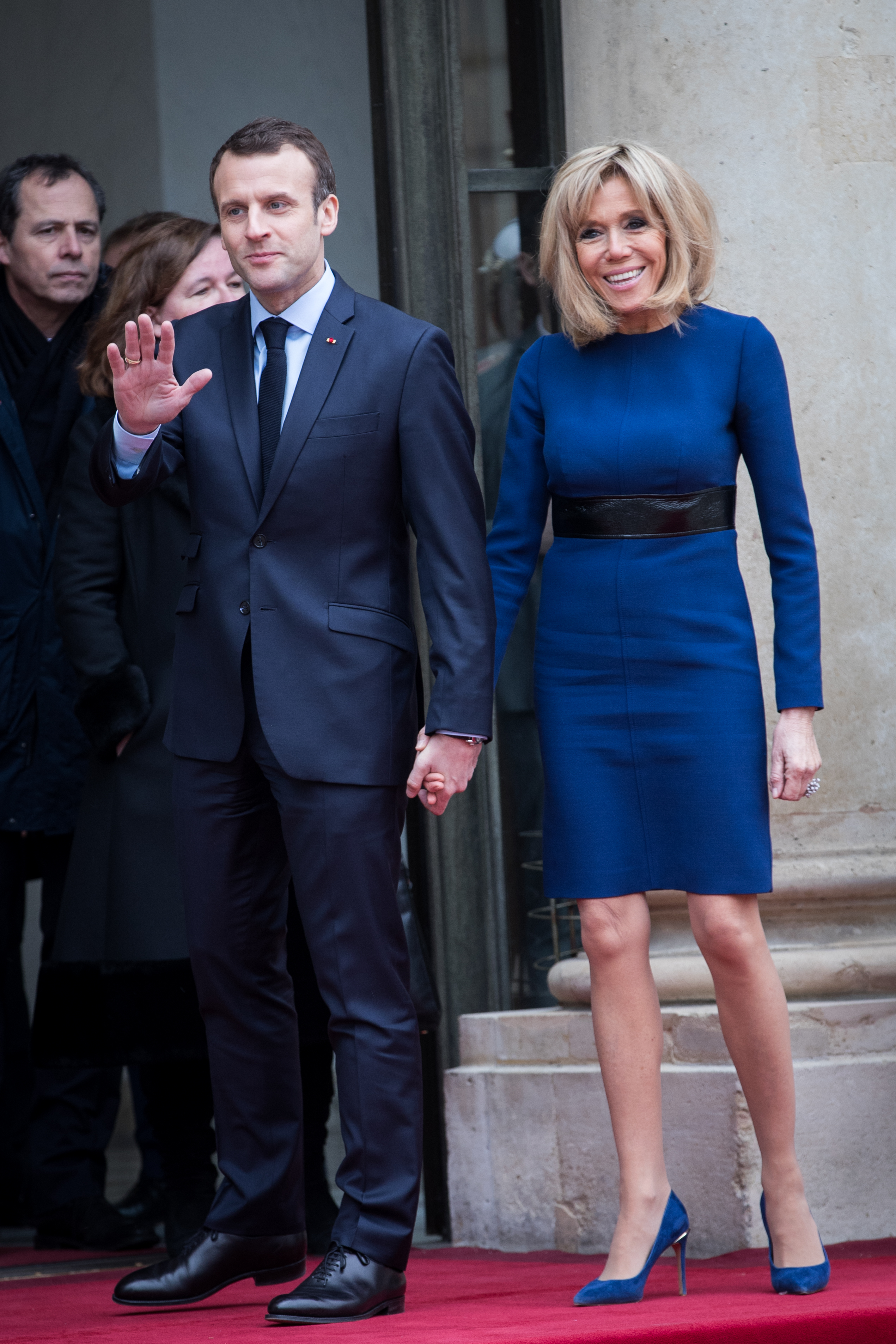 PHOTOS - Brigitte Macron sublime en total look bleu marine signé Louis  Vuitton en soutien à son mari - Gala