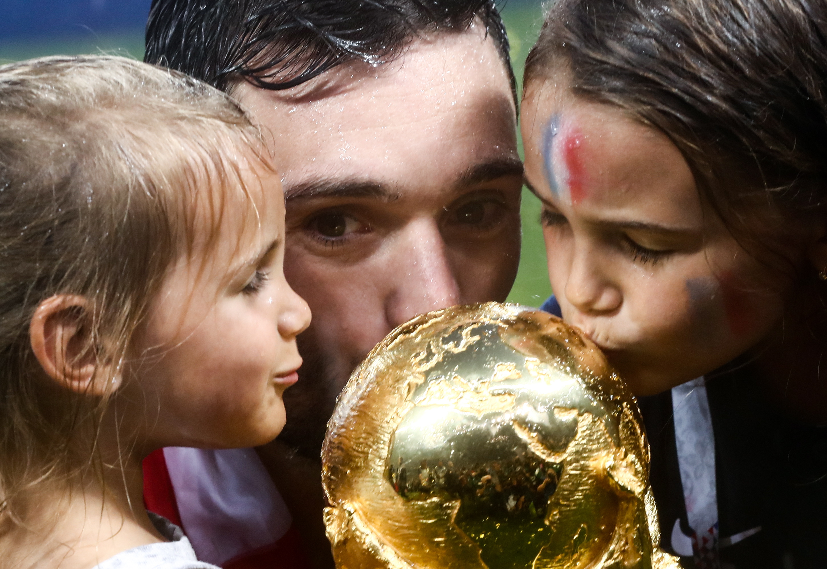 PHOTOS – Hugo Lloris savoure la victoire avec ses enfants après la victoire  des Bleus - Gala