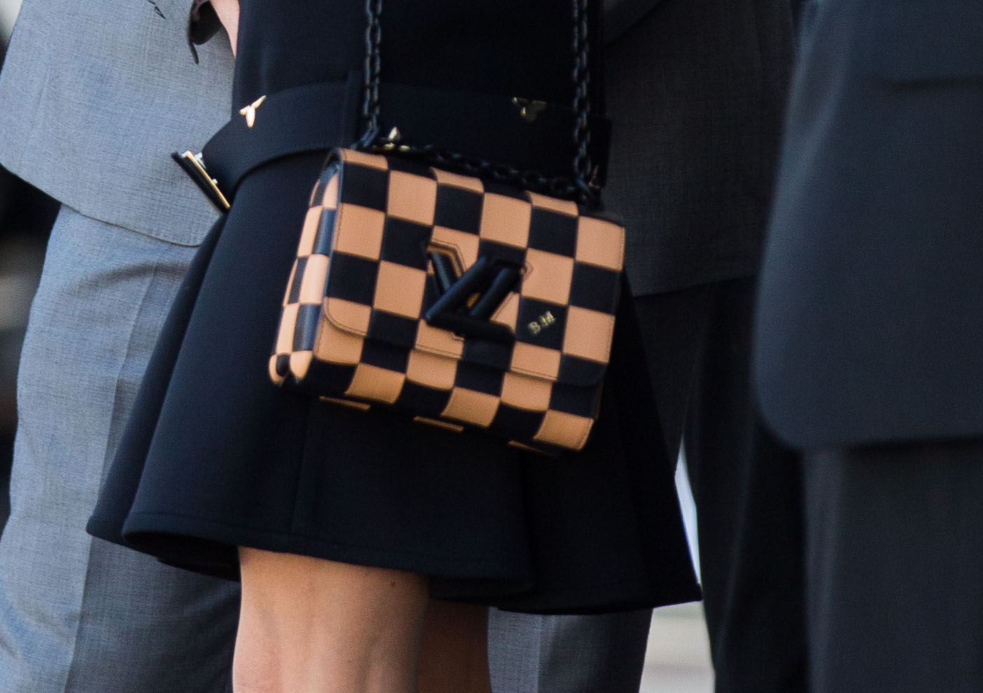 PHOTOS - Le sac fétiche de Brigitte Macron, le Capucines de Louis Vuitton,  séduit les influenceuses du monde entier - Gala