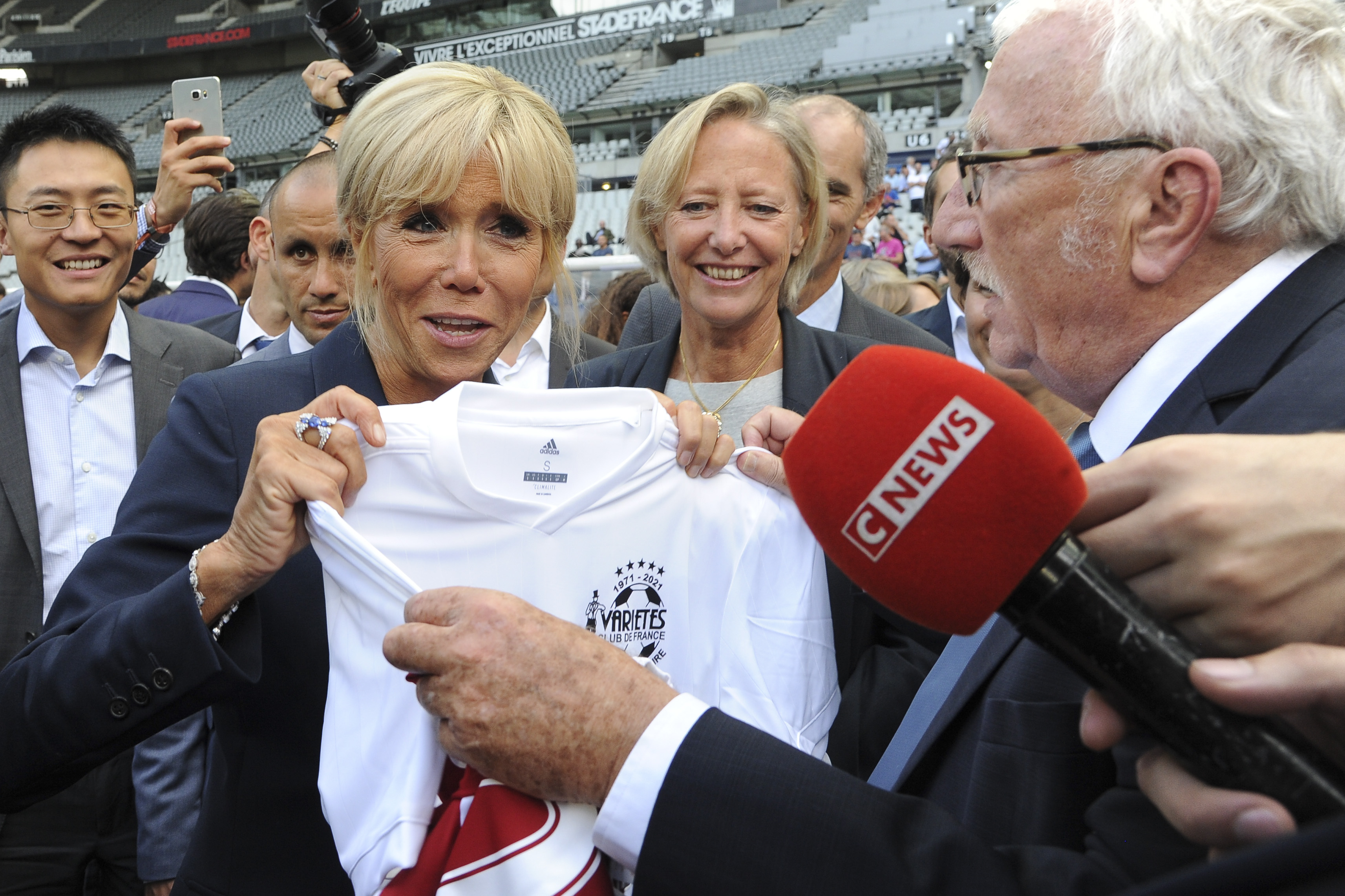 PHOTOS – Brigitte Macron : son look de sportive en sneakers griffées Louis  Vuitton et vélo - Gala