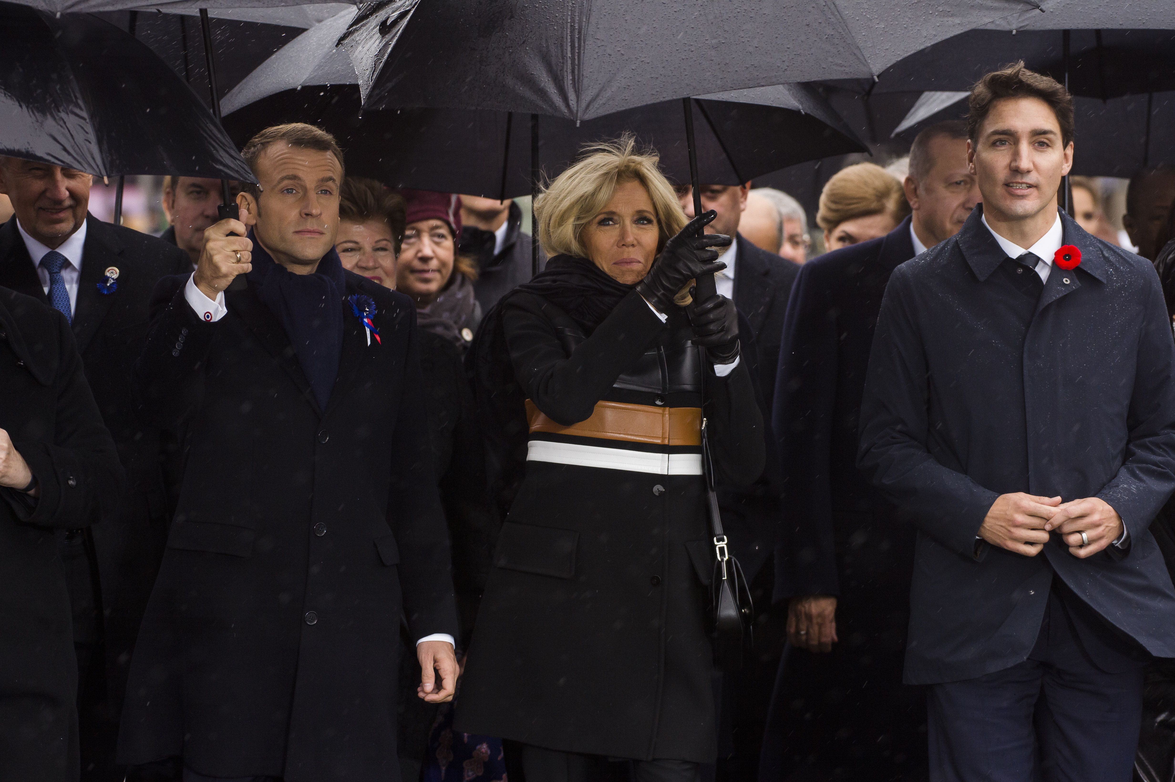 Brigitte Macron a fait sensation dans son manteau Louis Vuitton le soir de  la victoire ! – Closer