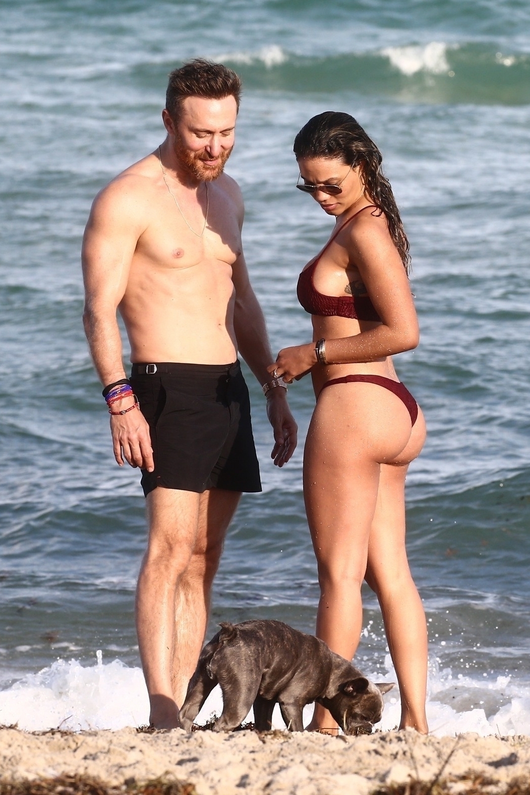 PHOTOS– David Guetta et sa compagne super sexy en bikini : le couple très  amoureux à la plage - Gala