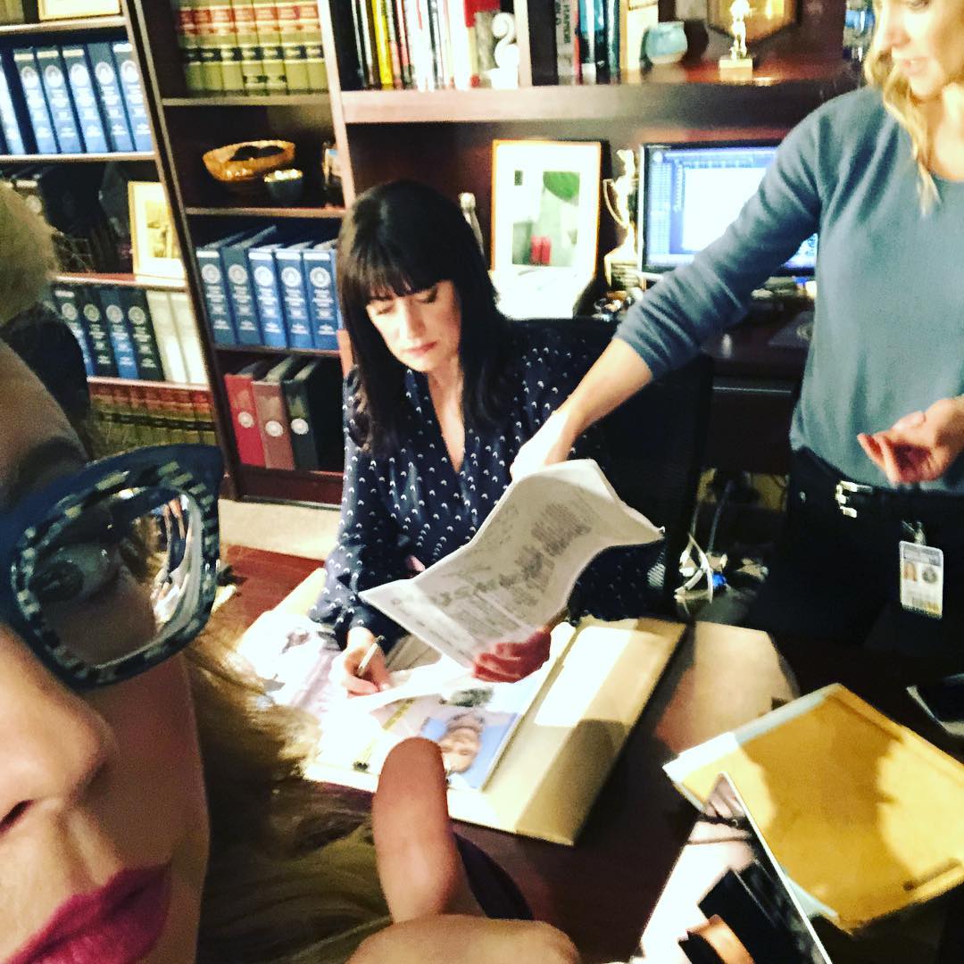 Kirsten Vangsness exhibe ses décolletés et ses tenues uniques sur Instagram  - Télé Loisirs