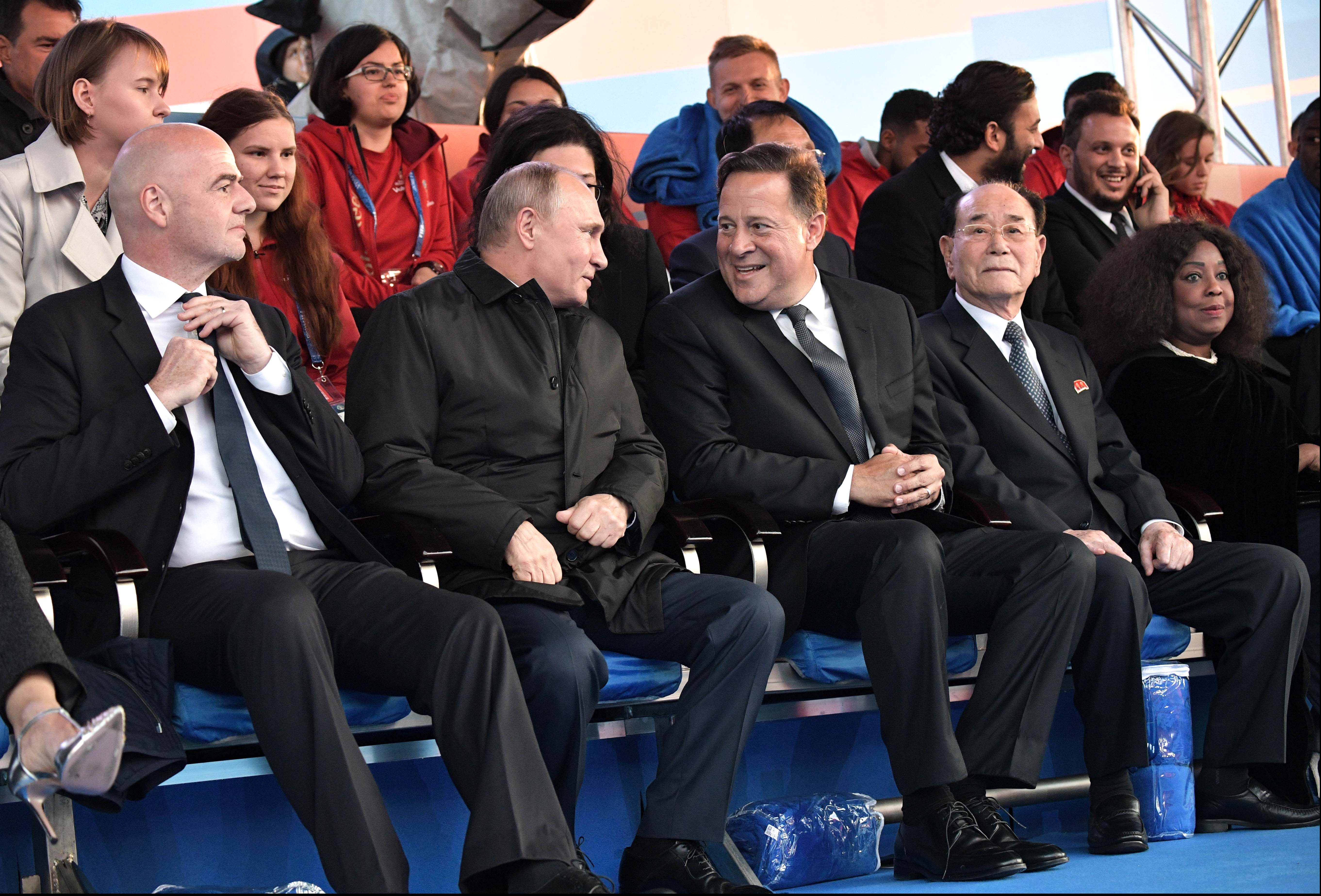 Coupe du monde : le faux Kim Jong Un, Agathe Auproux, Maradona... Les  people en tribunes ! - Télé Loisirs