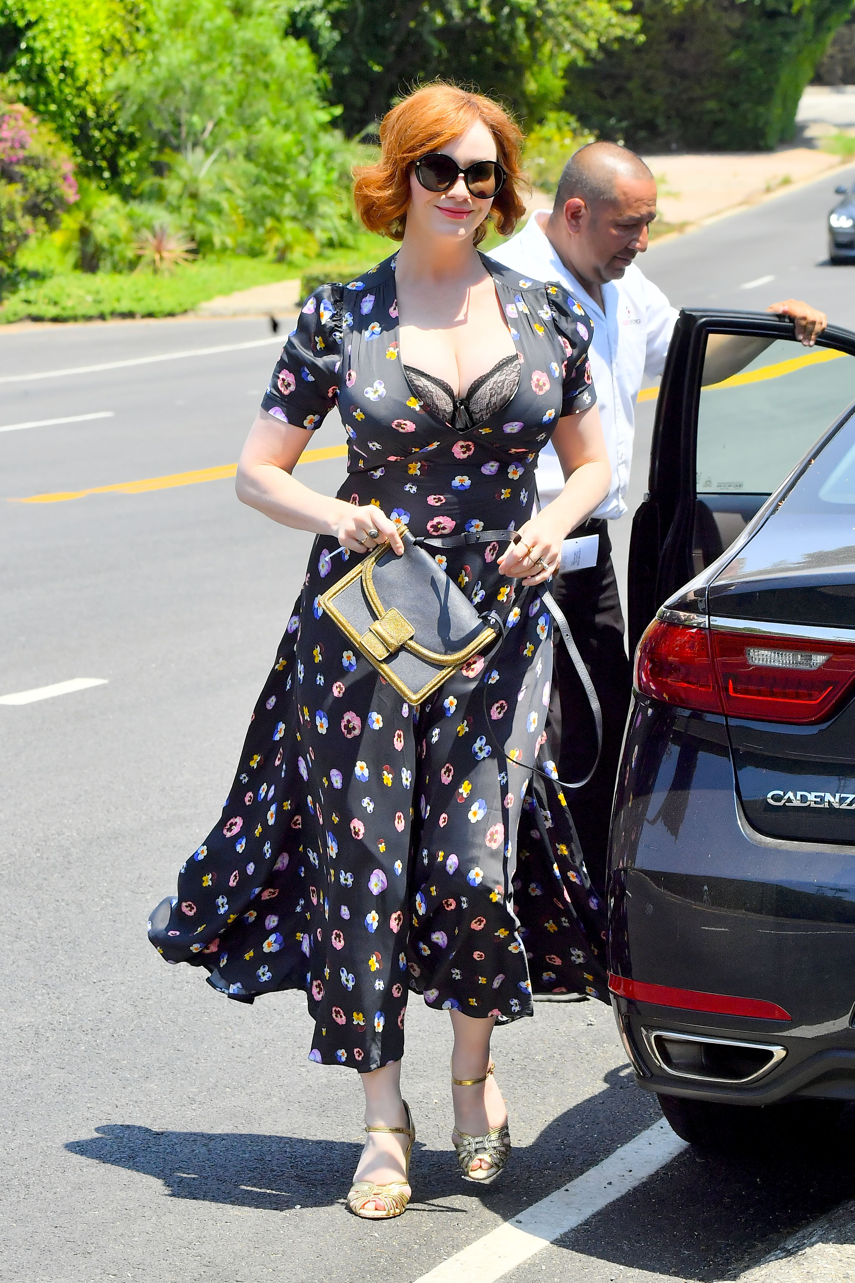 Christina Hendricks en décolleté XXL, elle dévoile son soutien-gorge aux  yeux de tous - Voici