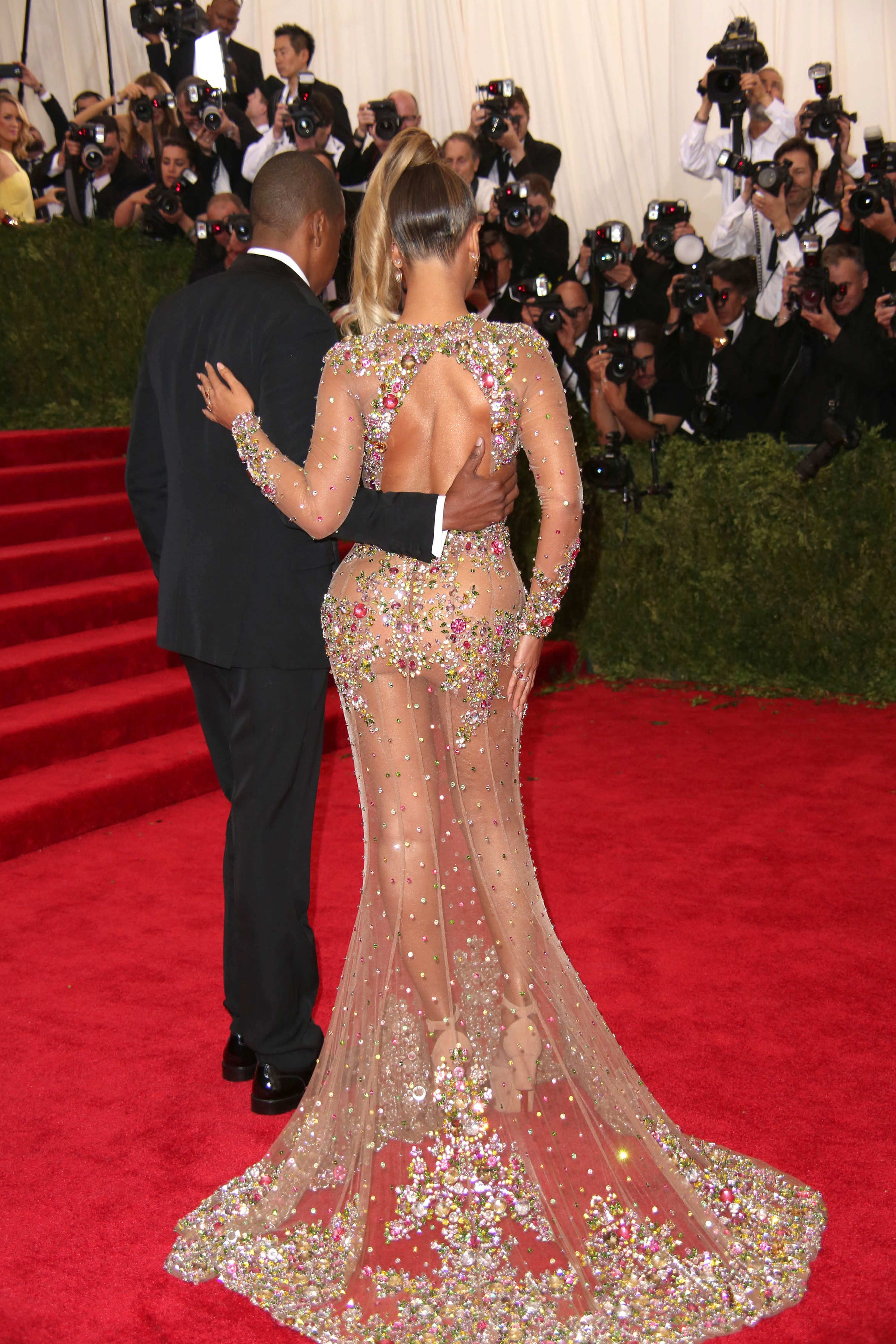 Gala du MET : Beyoncé presque nue, découvrez tous les looks très sexy de la  soirée - Voici