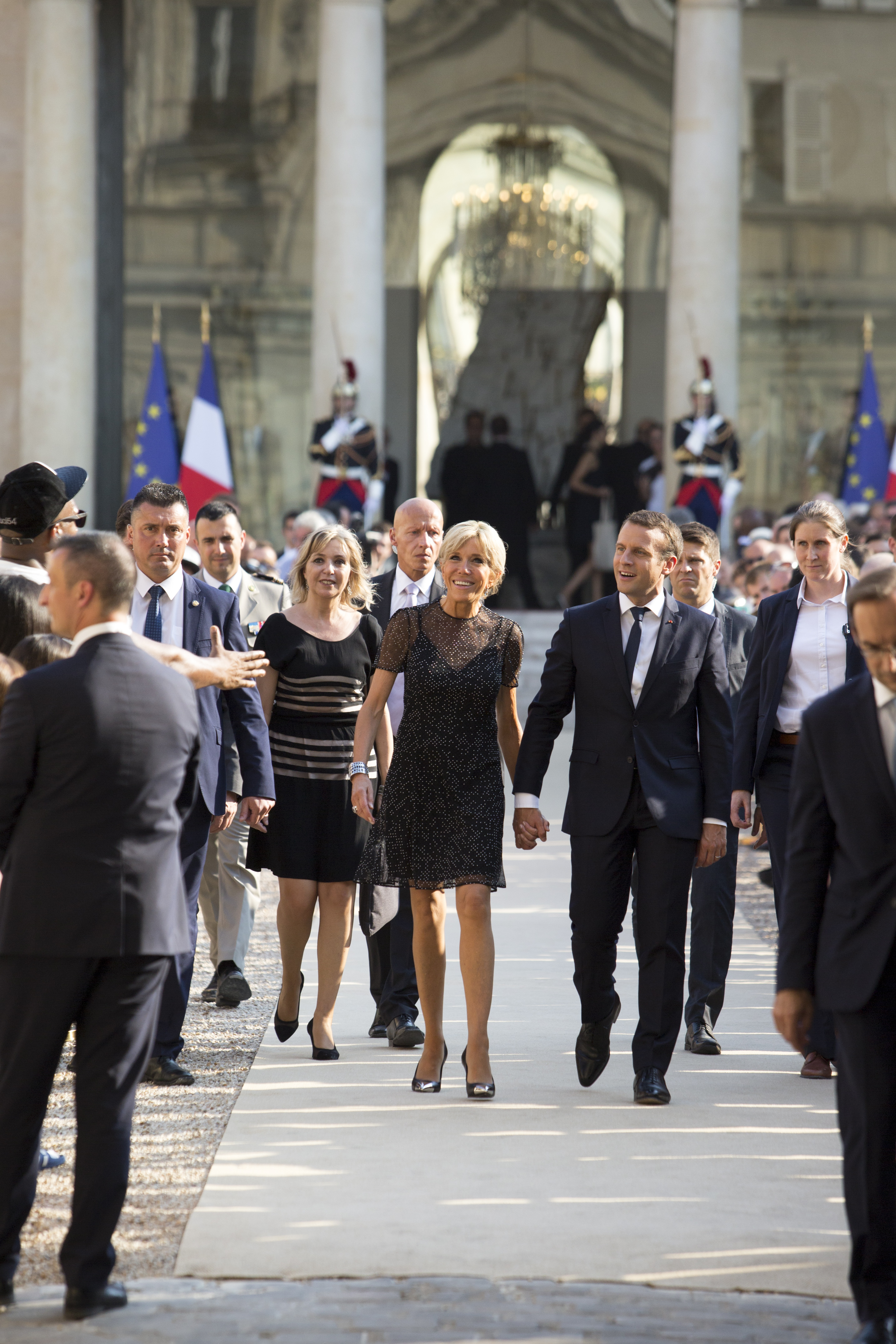 Brigitte Macron en robe en dentelle noire aux découpes sur les