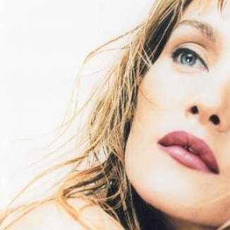 Arielle Dombasle, la femme Life Threads chez La Prairie