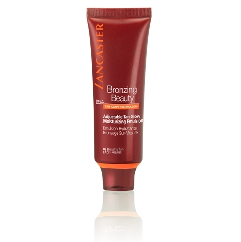 Un teint hâlé avec Bronzing Beauty Emulsion Hydratante de Lancaster