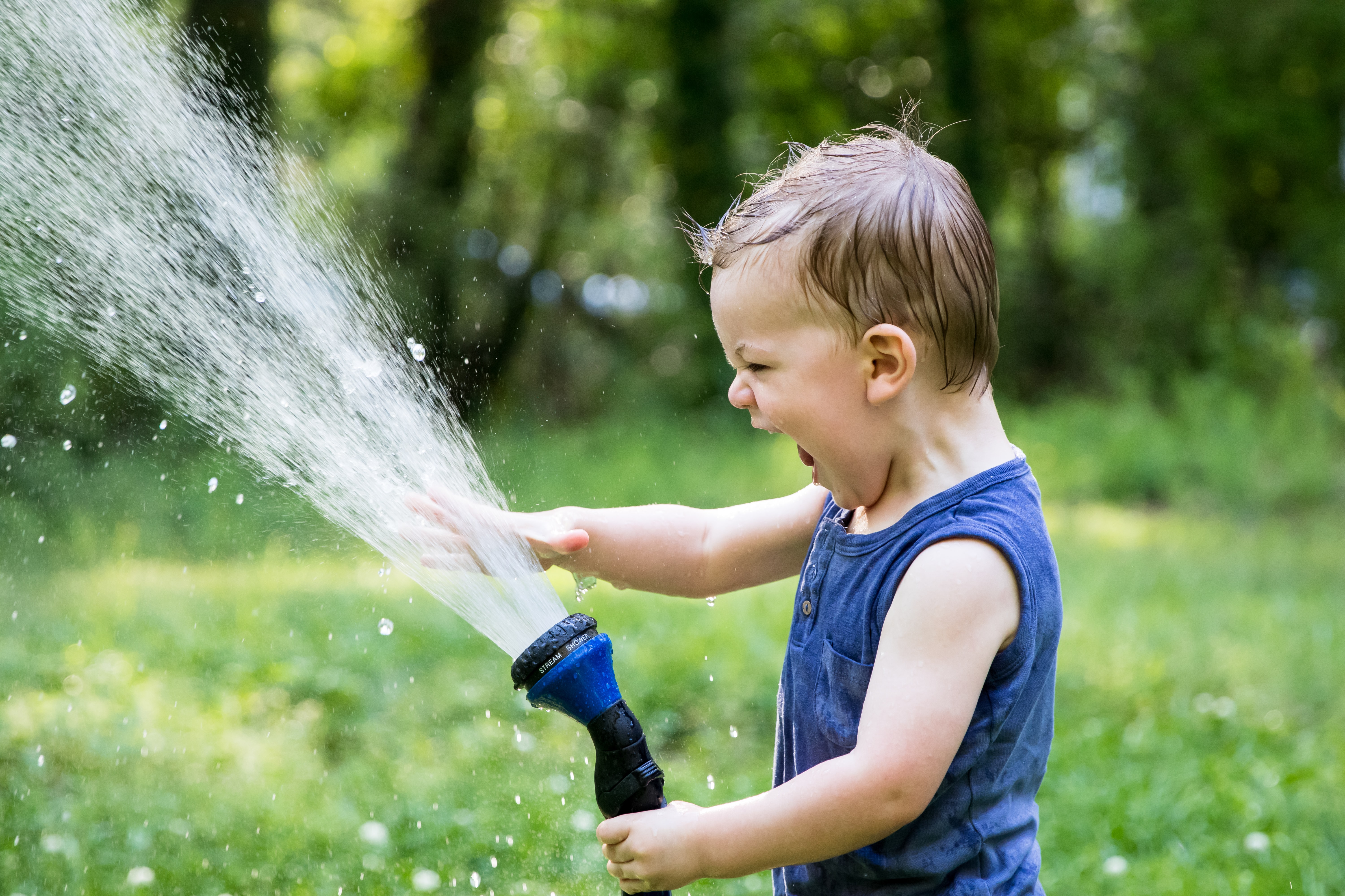 Expériences scientifiques avec de l'eau pour les enfants : activités à la  maison - Citizenkid